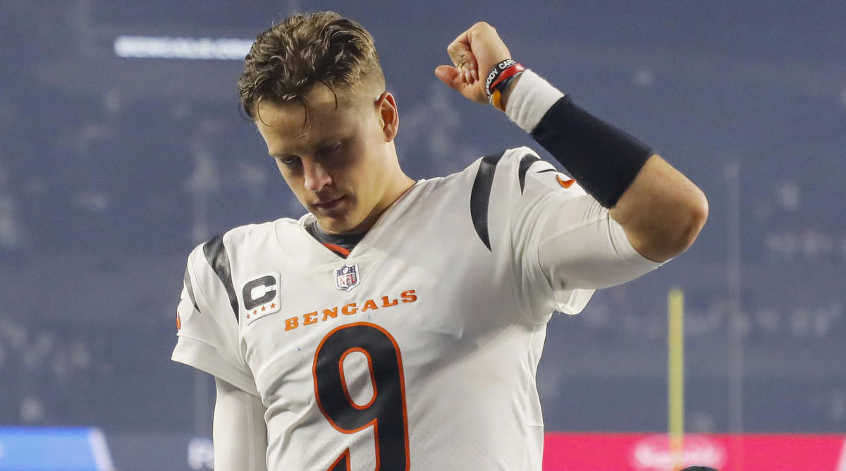 Bengals QB Joe Burrow walks off the field with his fist raised
